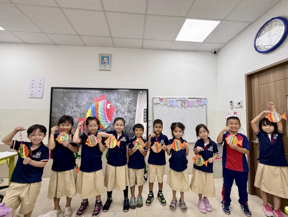 Học sinh lớp 2B Trường Horizon háo hức tự tay làm lồng đèn con cá đầy màu sắc ✨